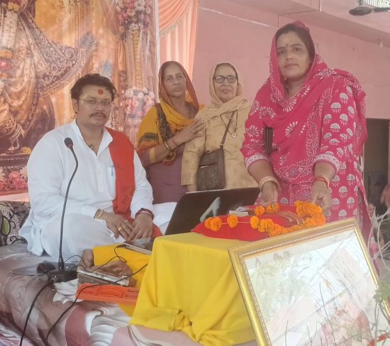श्रद्धालु एवं आरती श्री ठाकुर जी मंदिर में