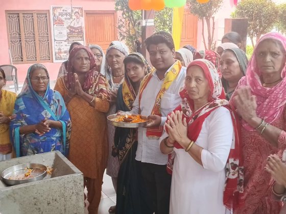 श्रद्धालु एवं आरती श्री ठाकुर जी मंदिर में