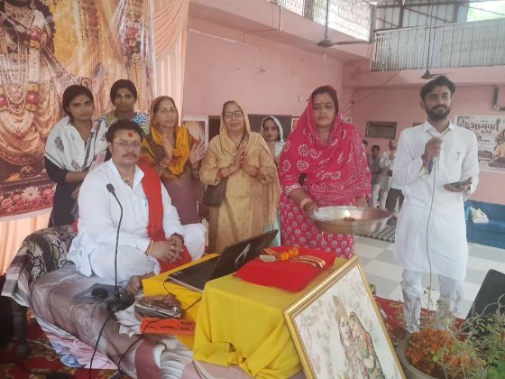 श्रद्धालु एवं आरती श्री ठाकुर जी मंदिर में