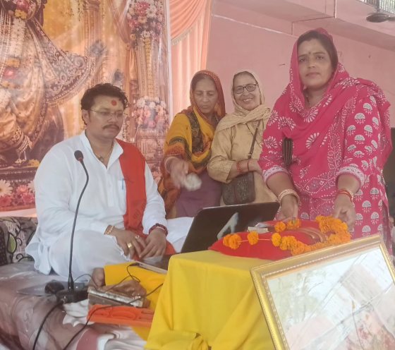 श्रद्धालु एवं आरती श्री ठाकुर जी मंदिर में