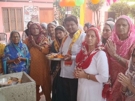 Devotees and Aarti at Shri Thakur Ji Mandir