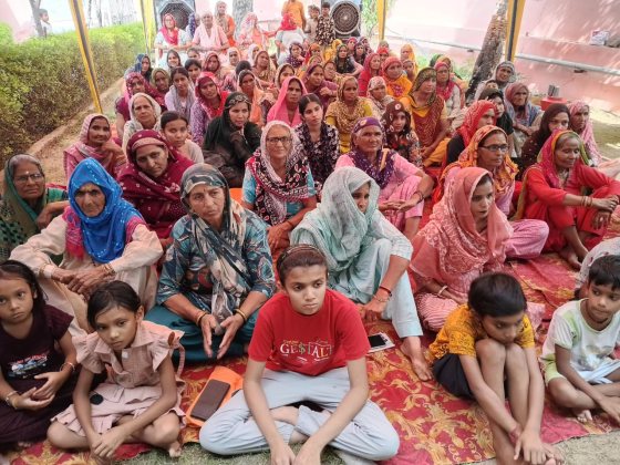 श्रद्धालु एवं आरती श्री ठाकुर जी मंदिर में
